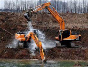 挖机挖虾塘视频