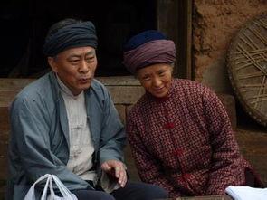 老太太和小伙视频,老太太与小伙的温馨互动视频走红网络