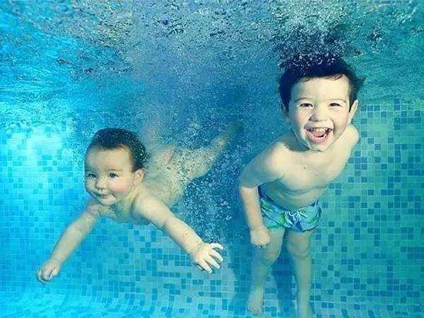 宝宝游泳按摩视频教程,轻松掌握水中抚触技巧